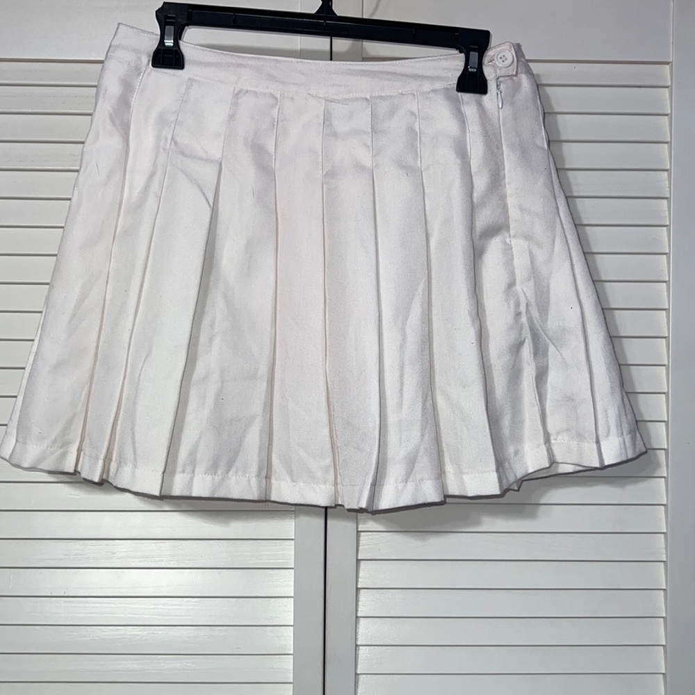 white pleated skirt